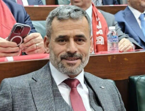 Afyonkarahisar’da belediye başkanı evinin önünde hedef alındı! Oğlu arbedede bıçakla yaralandı