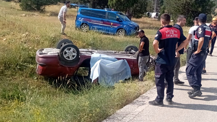 Burdur’da feci kaza! Otomobil şarampole devrildi: 1 ölü, 2 yaralı
