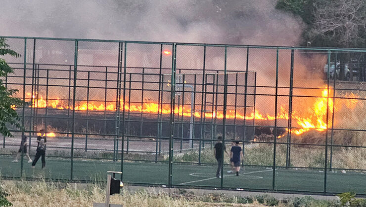 Diyarbakır’da ilginç görüntü! Yangına rağmen futbol oynamaya devam ettiler