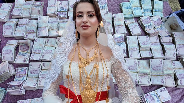 Gelini altın ve paraya boğan düğün: Adetlerimiz çok güzel
