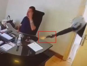 Görüntü Maalesef Türkiye’den! Kapıyı açıp peş peşe tetiğe bastı