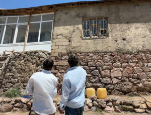 Hakkari’deki Aşağıolukbaşı köyünde yılan istilası: Özmen ailesi kendi evine adım atamaz oldu