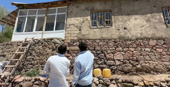 Hakkari’deki Aşağıolukbaşı köyünde yılan istilası: Özmen ailesi kendi evine adım atamaz oldu