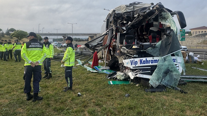 Yolcu otobüsü önce bariyere sonra tabelaya çarptı: 5’i ağır 15 yaralı