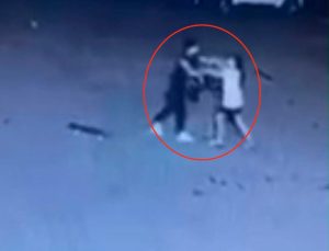 11 yaşındaki çocuğu site bahçesinde darbetti; olay kamerada