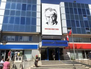 Menderes Belediyesi’ne rüşvet operasyonu: Başkan Çiçek gözaltında