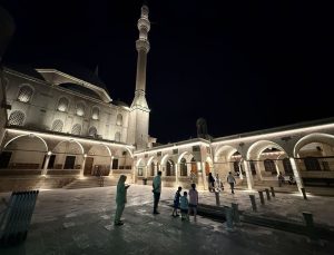 Şanlıurfa’da kavurucu sıcaklar Balıklıgöl’e gece ziyaretlerini artırdı